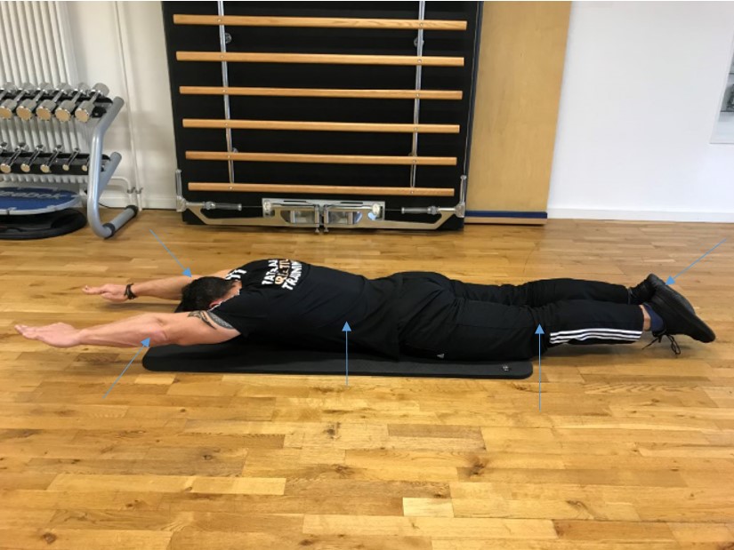 Mann zeigt wie der Handstand am Boden richtig funktioniert